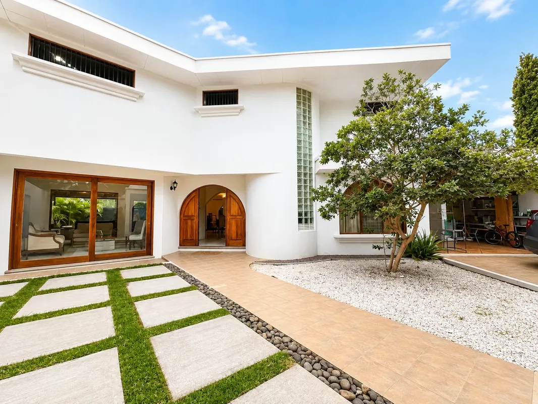 Hermosa propiedad de dos plantas, ubicada en residencial de alta plusvalía.