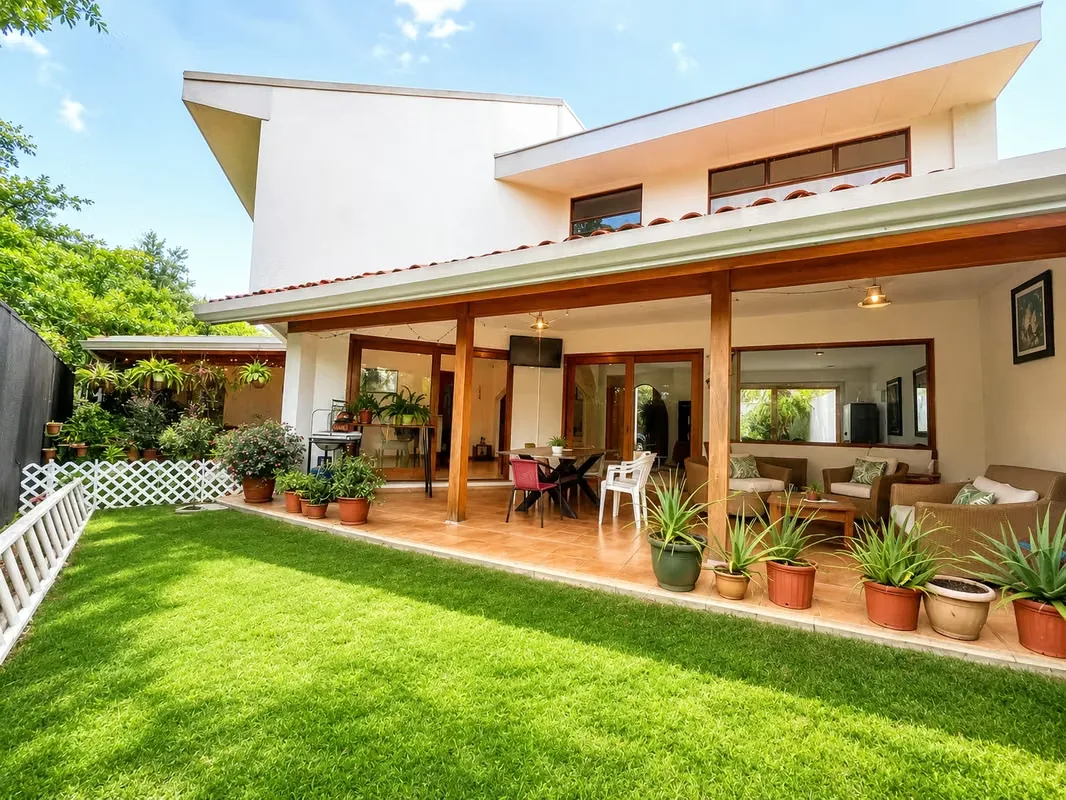 Hermosa propiedad de dos plantas, ubicada en residencial de alta plusvalía., photo 2