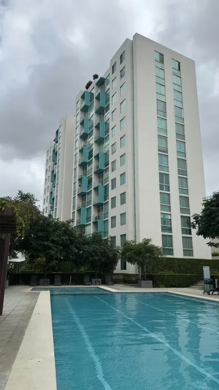 Apartamento en 4to piso: sala, cocina, comedor, balcón, 2 habitaciones, 2 baños, bodega, espacio 1 vehículo