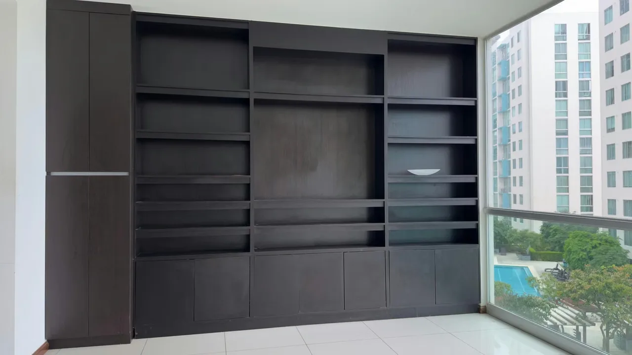 Apartamento en 4to piso: sala, cocina, comedor, balcón, 2 habitaciones, 2 baños, bodega, espacio 1 vehículo, photo 2