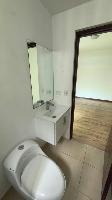 Apartamento en 4to piso: sala, cocina, comedor, balcón, 2 habitaciones, 2 baños, bodega, espacio 1 vehículo, photo 12