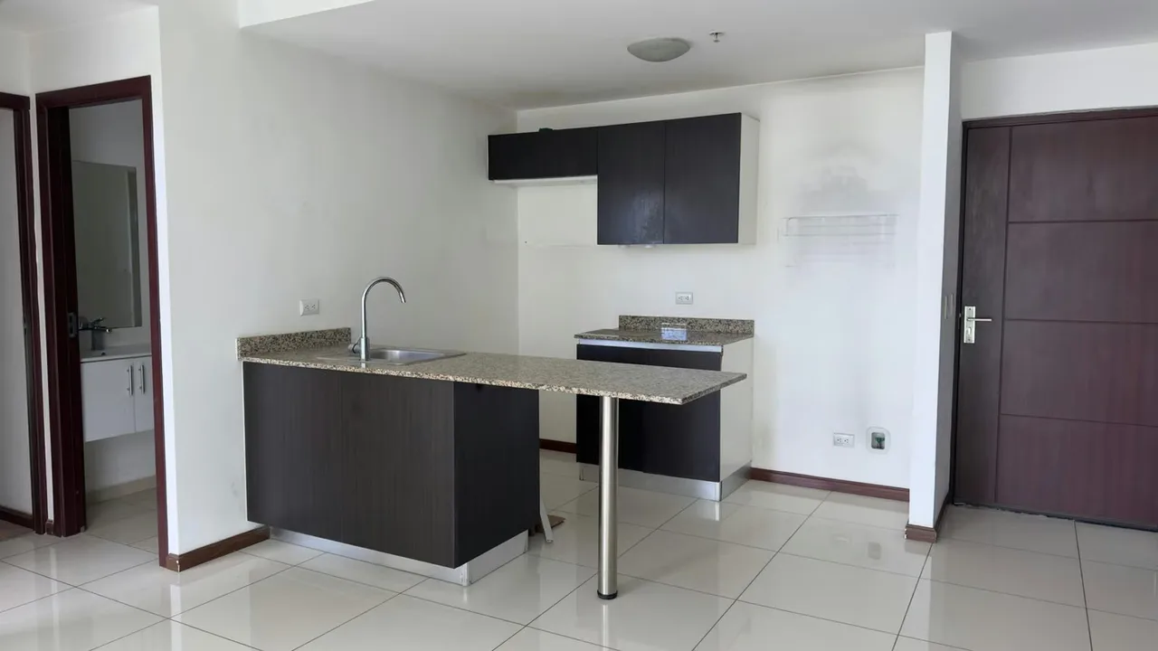 Apartamento en 4to piso: sala, cocina, comedor, balcón, 2 habitaciones, 2 baños, bodega, espacio 1 vehículo, photo 3