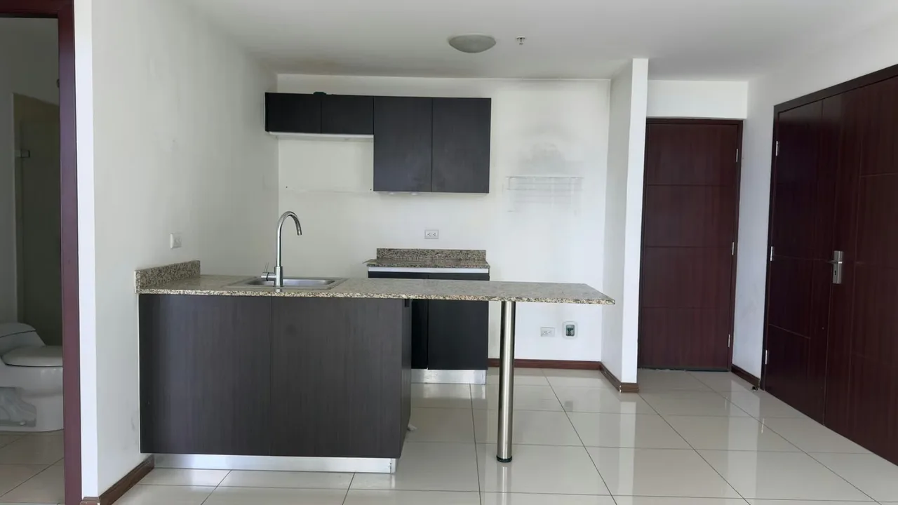 Apartamento en 4to piso: sala, cocina, comedor, balcón, 2 habitaciones, 2 baños, bodega, espacio 1 vehículo, photo 4
