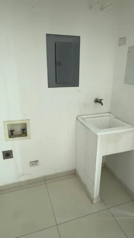 Apartamento en 4to piso: sala, cocina, comedor, balcón, 2 habitaciones, 2 baños, bodega, espacio 1 vehículo, photo 7
