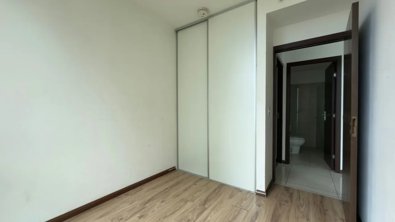 Apartamento en 4to piso: sala, cocina, comedor, balcón, 2 habitaciones, 2 baños, bodega, espacio 1 vehículo, photo 9