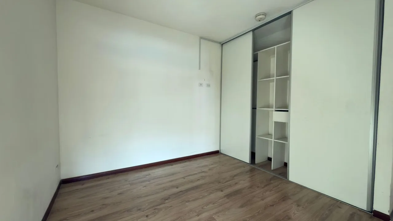 Apartamento en 4to piso: sala, cocina, comedor, balcón, 2 habitaciones, 2 baños, bodega, espacio 1 vehículo, photo 10
