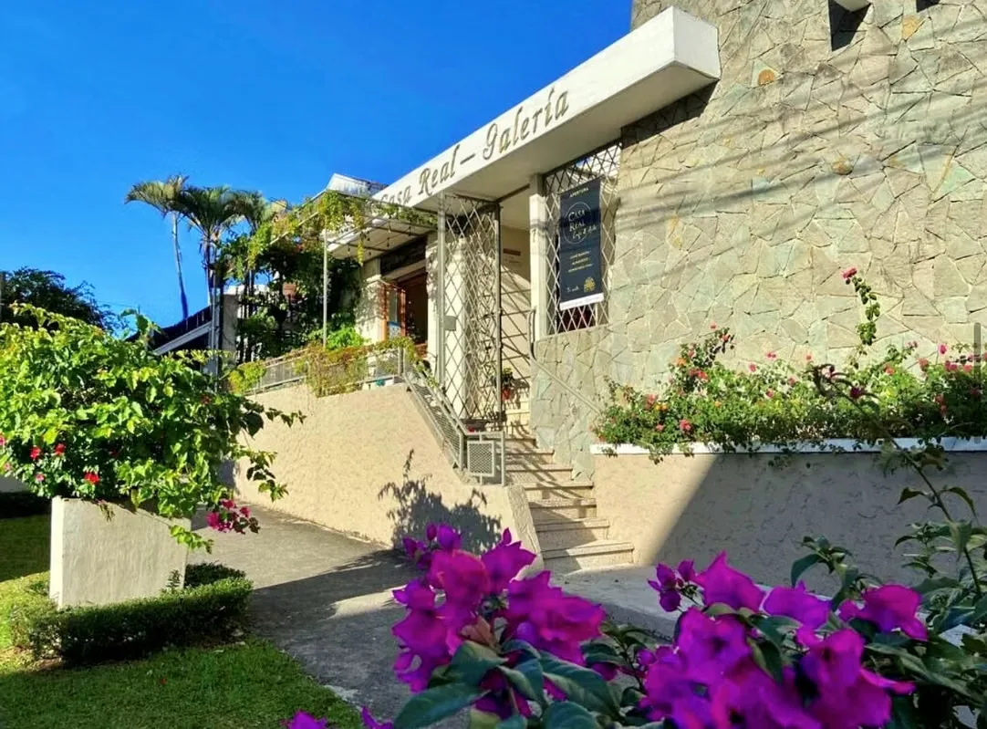 Beautiful, fully equipped café for rent in Los Yoses, one of the area’s busiest commercial and university districts.