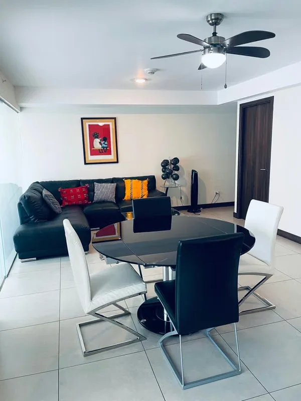 Apartamento de 2 habitaciones, 2 baños, 1 parqueo, amueblado, excelentes amenidades, Gym, piscina, salón multiuso, seguridad 24/7