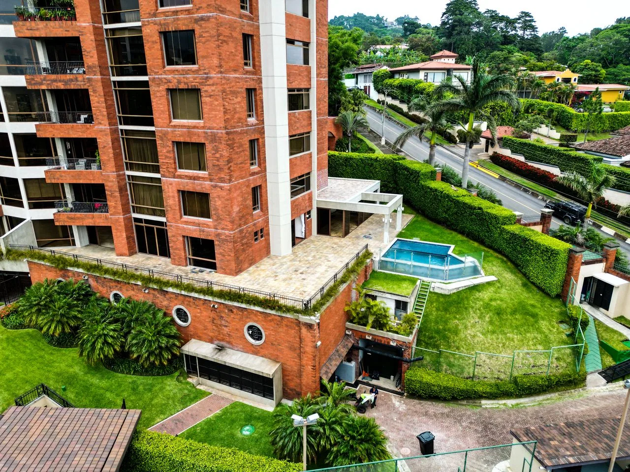 VENTA DE APARTAMENTO PARA INVERSIÓN EN PRIMER NIVEL CON VISTA, PISCINA Y JARDÍN PARA INVERSIÓN