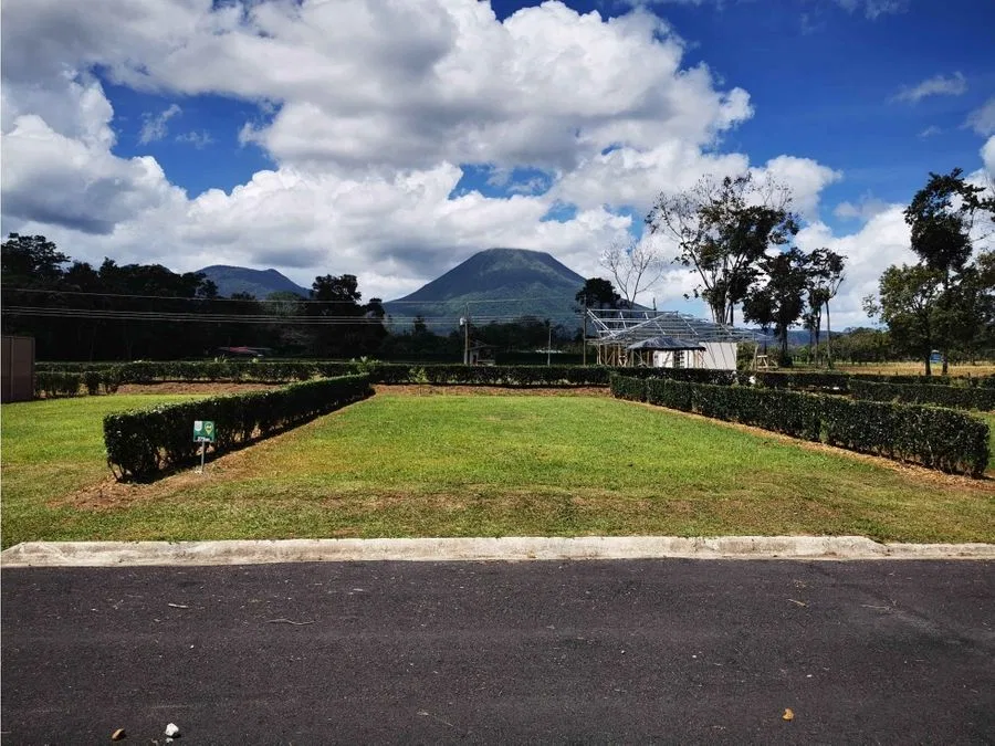 Lote con vistas al volcán Arenal, en Condominio El trapiche Fortuna