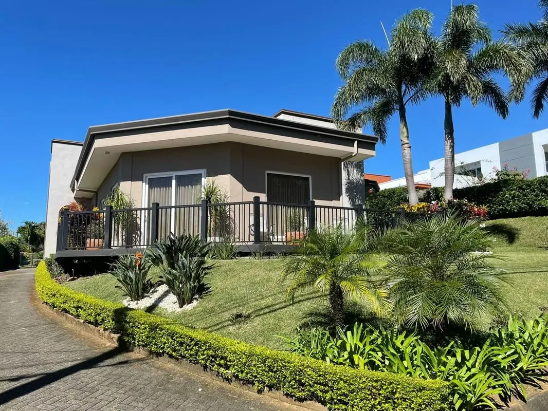 Beautiful and spacious one-floor house within a luxury condo, ideal for those who want to retire in a safe place, surrounded by nature, large green areas, fresh mountain climate, just ...