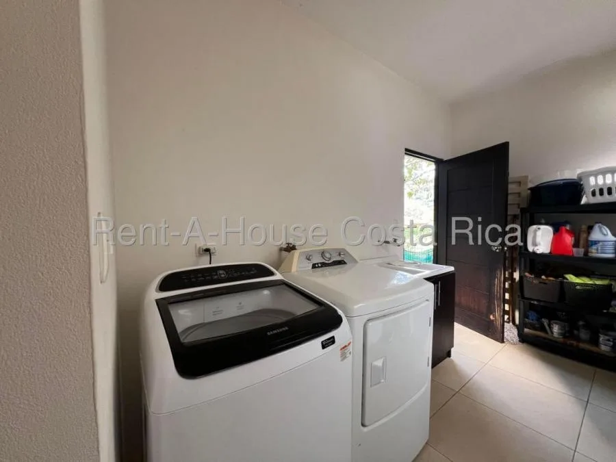 Casa Moderna de Una Planta en Piedades con Estudio Independiente y Jardines Amplios - Venta en Santa Ana, photo 2