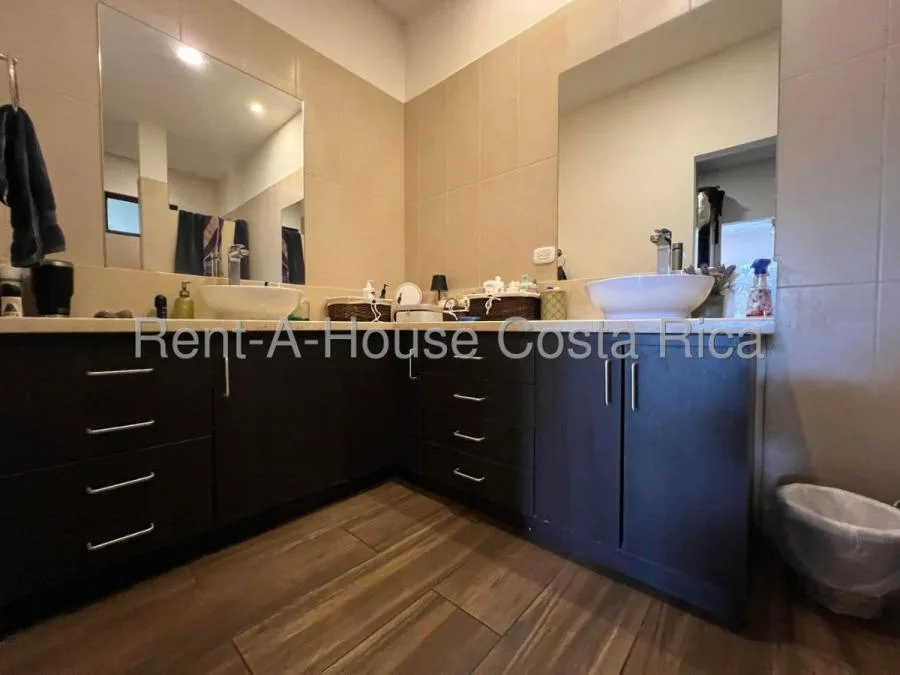 Casa Moderna de Una Planta en Piedades con Estudio Independiente y Jardines Amplios - Venta en Santa Ana, photo 11