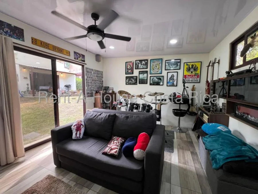 Casa Moderna de Una Planta en Piedades con Estudio Independiente y Jardines Amplios - Venta en Santa Ana, photo 15
