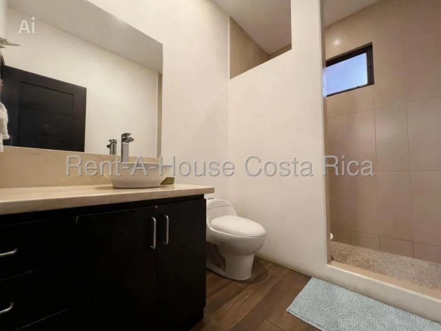 Casa Moderna de Una Planta en Piedades con Estudio Independiente y Jardines Amplios - Venta en Santa Ana, photo 3