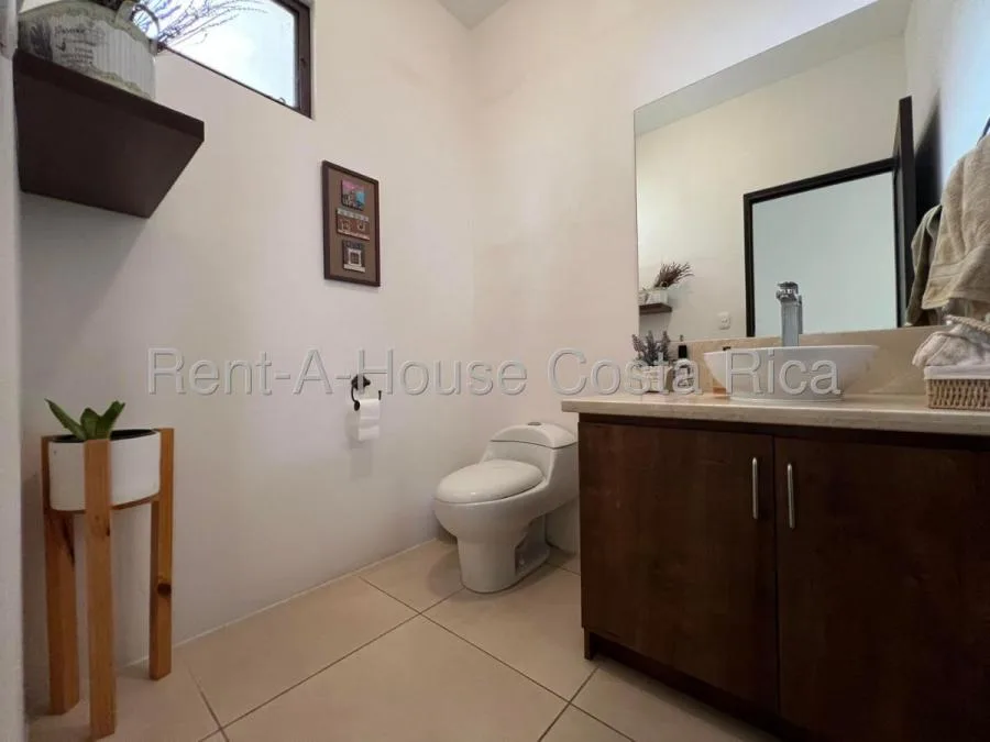 Casa Moderna de Una Planta en Piedades con Estudio Independiente y Jardines Amplios - Venta en Santa Ana, photo 4