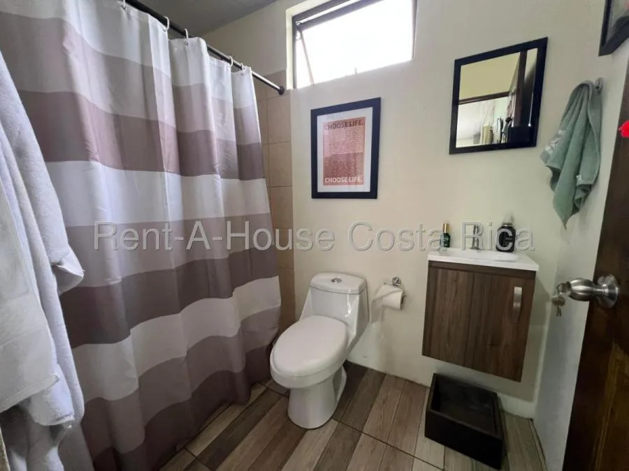 Casa Moderna de Una Planta en Piedades con Estudio Independiente y Jardines Amplios - Venta en Santa Ana, photo 8