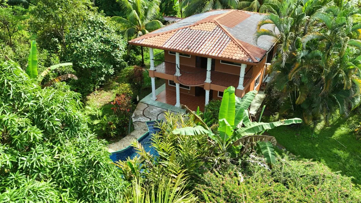 House for Sale in Ojochal: Contemporary Elegance Minutes from Playa Tortuga