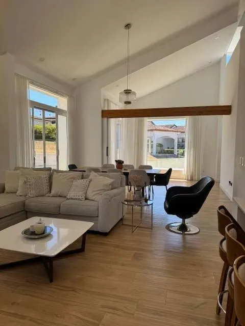 Ubicada en Condominio de Lujo, esta residencia con un diseño donde la iluminación natural y los espacios abiertos te dan esa sensación de comodidad! Cuenta con 4 habitaciones y 2 de ...