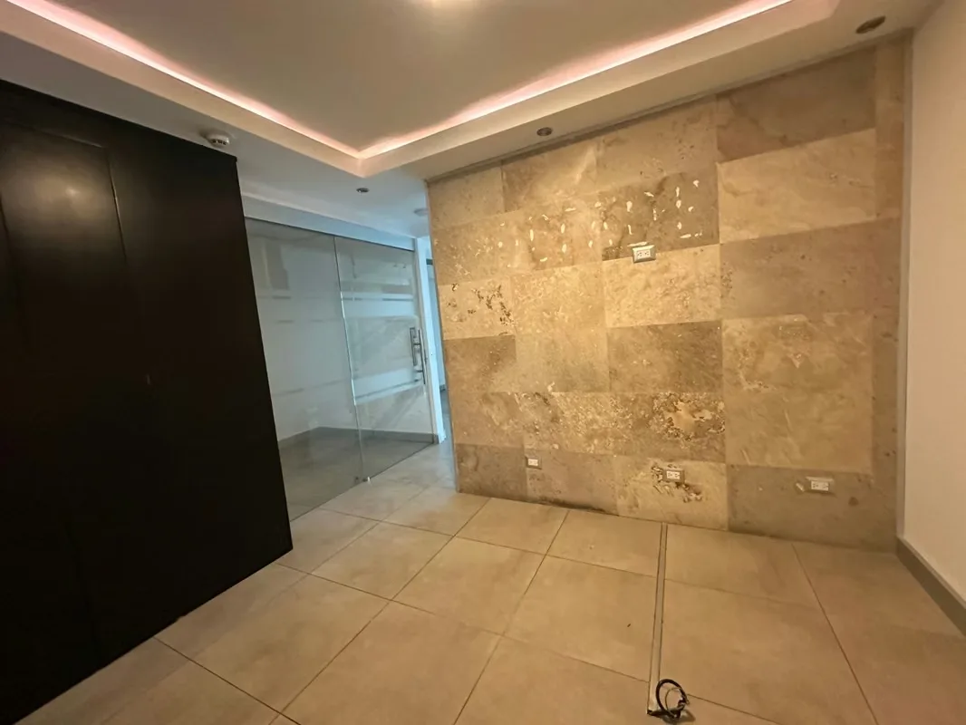 Ubicada en el 3.er piso, estas modernas oficina ofrece un ambiente profesional, seguro y funcional.