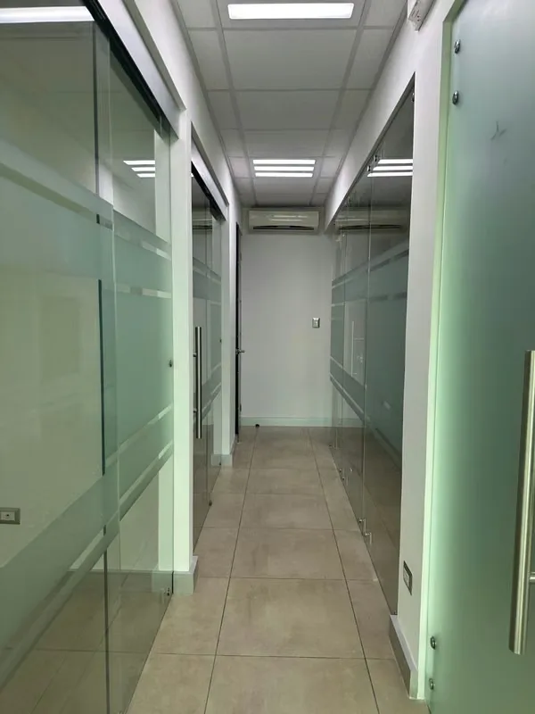 Ubicada en el 3.er piso, estas modernas oficina ofrece un ambiente profesional, seguro y funcional., photo 6