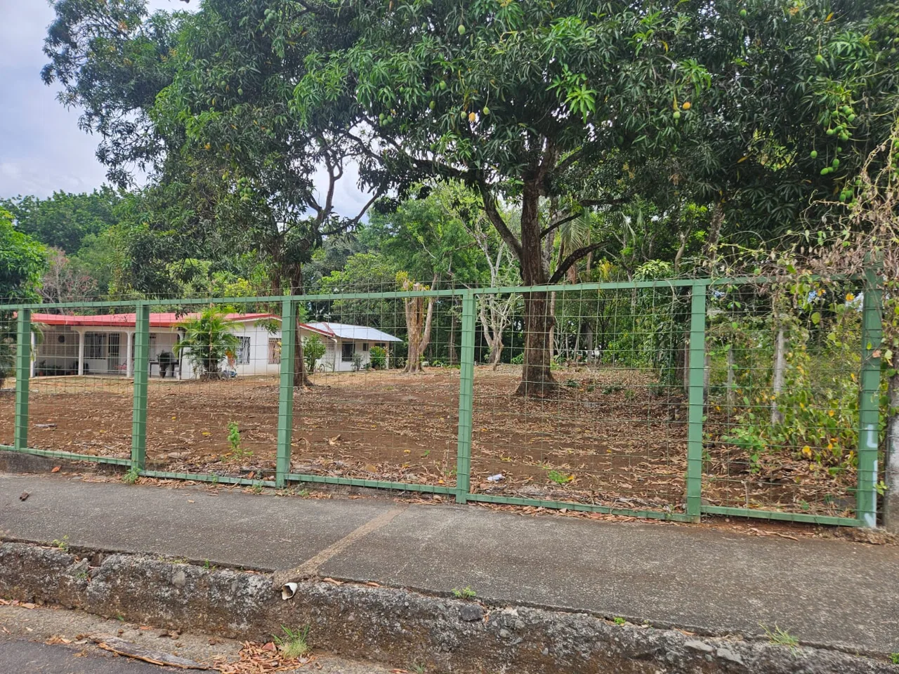 🏠 Lote en venta en el centro de San Pablo Turrubares, a 10 minutos de Ruta 27, con todos los servicios 🏠