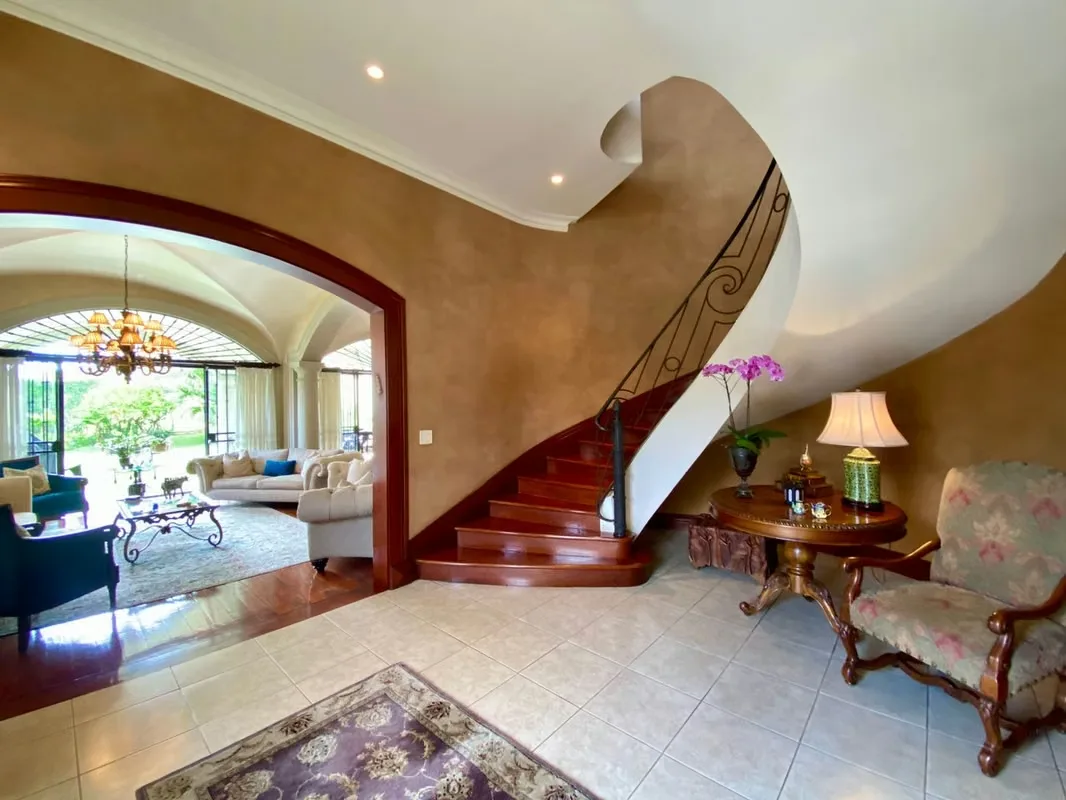 EXCLUSIVE RESIDENCE FOR SALE IN TREJOS MONTEALEGRE