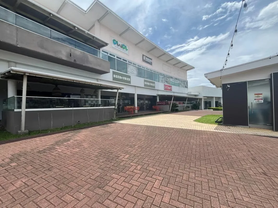 Centro comercial con diferentes espacios disponibles, ubicado en una zona estratégica de alto tránsito vehicular y ...