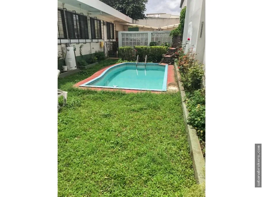 Casa Residencial Rohrmoser esquinera con pisicina