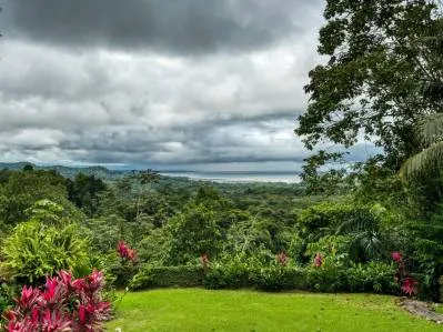 Casa con vista al mar más casita en 11,5 acres con sendero al río y poza para nadar, photo 2