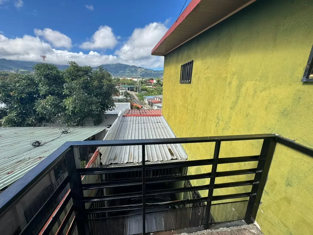Venta de casa en Los Sitios de Moravia. Posee un lote de 144 m2 con una construcción aproximada de 123 m2, con una antigüedad de 15 años. Cuenta con un espacio de garaje con ..., photo 2