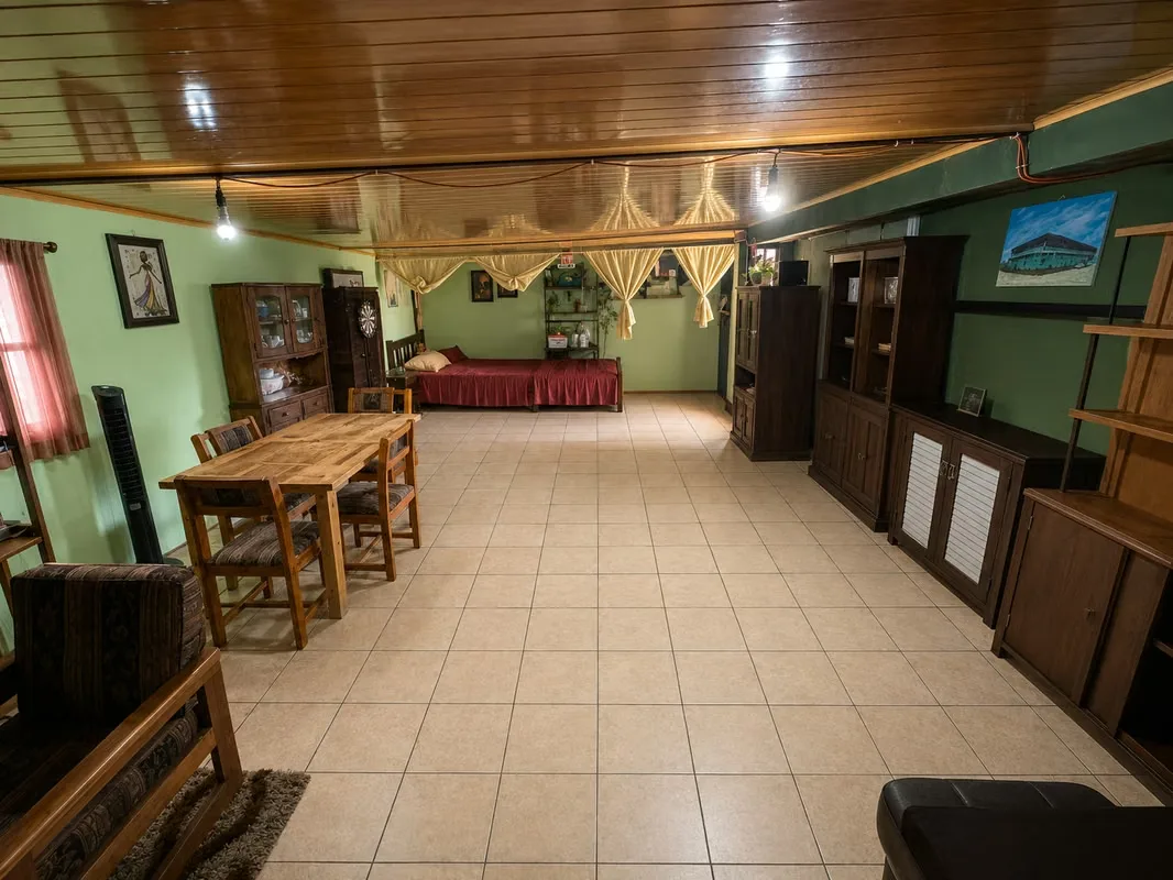 Venta de casa en Los Sitios de Moravia. Posee un lote de 144 m2 con una construcción aproximada de 123 m2, con una antigüedad de 15 años. Cuenta con un espacio de garaje con ..., photo 3