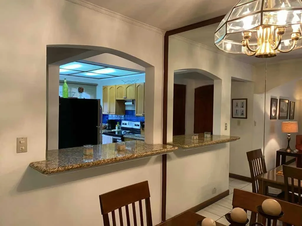 VENTA DE BELLA CASA EN CONDOMINIO EN ROHRMOSER (SIN MUEBLES).