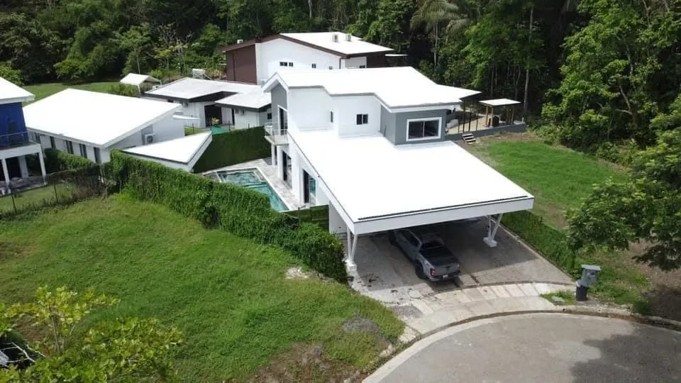 Espectacular residencia de lujo ubicada en Punta Leona, dentro de un exclusivo condominio privado que combina comodidad, privacidad, seguridad y un ambiente ...