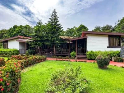 🏘️🌄Lujosa Hacienda de Estilo Mexicano en Pérez Zeledón, Piscina, Sauna y Amplios Jardines