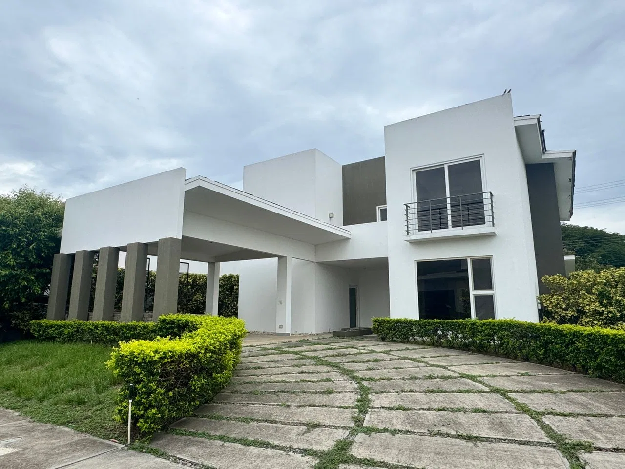 Venta y alquiler de casa para estrenar en Lindora