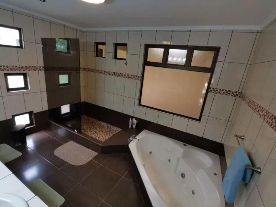 Venta de Casa Curridabat Lomas Ayarco ( JR ) - Venta en Curridabat, photo 2