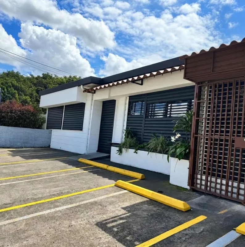 MA Asesoría vende propiedad con Uso de Suelo Residencial y Comercial en Sabanilla de Montes de Oca, con 2 locales comerciales y tres viviendas, con ocupación plena y excelente ...
