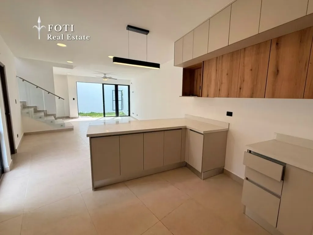 Estrenar casa en Guachipelín con jardín privado, tres espacios de parqueo y acceso directo desde el jardín hacia las zonas verdes del condominio.