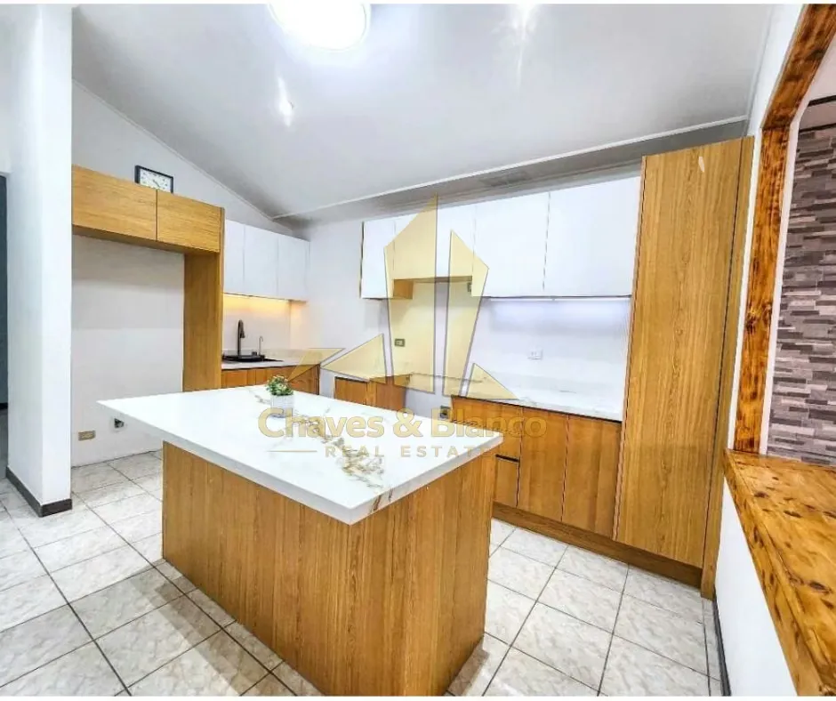Ubicada en una zona privilegiada y alta plusvalía, esta hermosa casa de una planta totalmente renovada combina elegancia y ..., photo 2