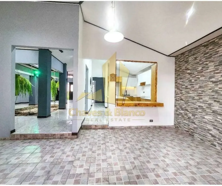 Ubicada en una zona privilegiada y alta plusvalía, esta hermosa casa de una planta totalmente renovada combina elegancia y ..., photo 3