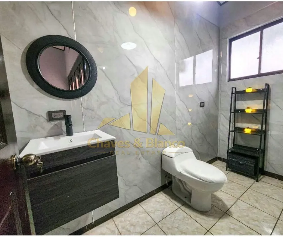 Ubicada en una zona privilegiada y alta plusvalía, esta hermosa casa de una planta totalmente renovada combina elegancia y ..., photo 4