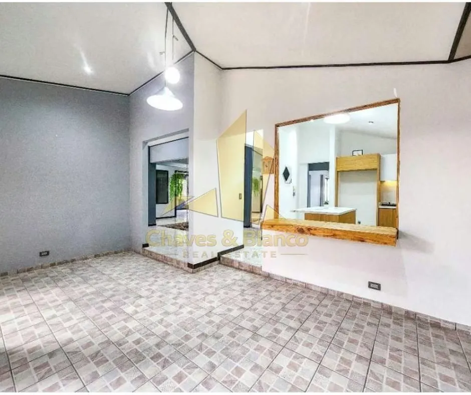 Ubicada en una zona privilegiada y alta plusvalía, esta hermosa casa de una planta totalmente renovada combina elegancia y ..., photo 5