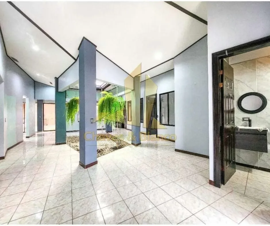 Ubicada en una zona privilegiada y alta plusvalía, esta hermosa casa de una planta totalmente renovada combina elegancia y ..., photo 7