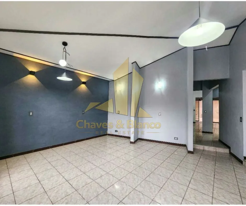 Ubicada en una zona privilegiada y alta plusvalía, esta hermosa casa de una planta totalmente renovada combina elegancia y ..., photo 9