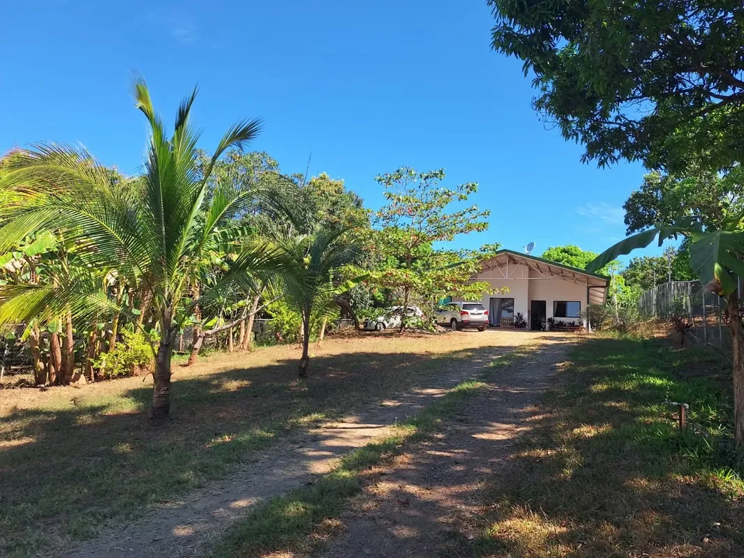 Excelente oportunidad para quienes buscan una propiedad espaciosa, tranquila y con gran potencial en el Pacífico Central de Costa Rica.