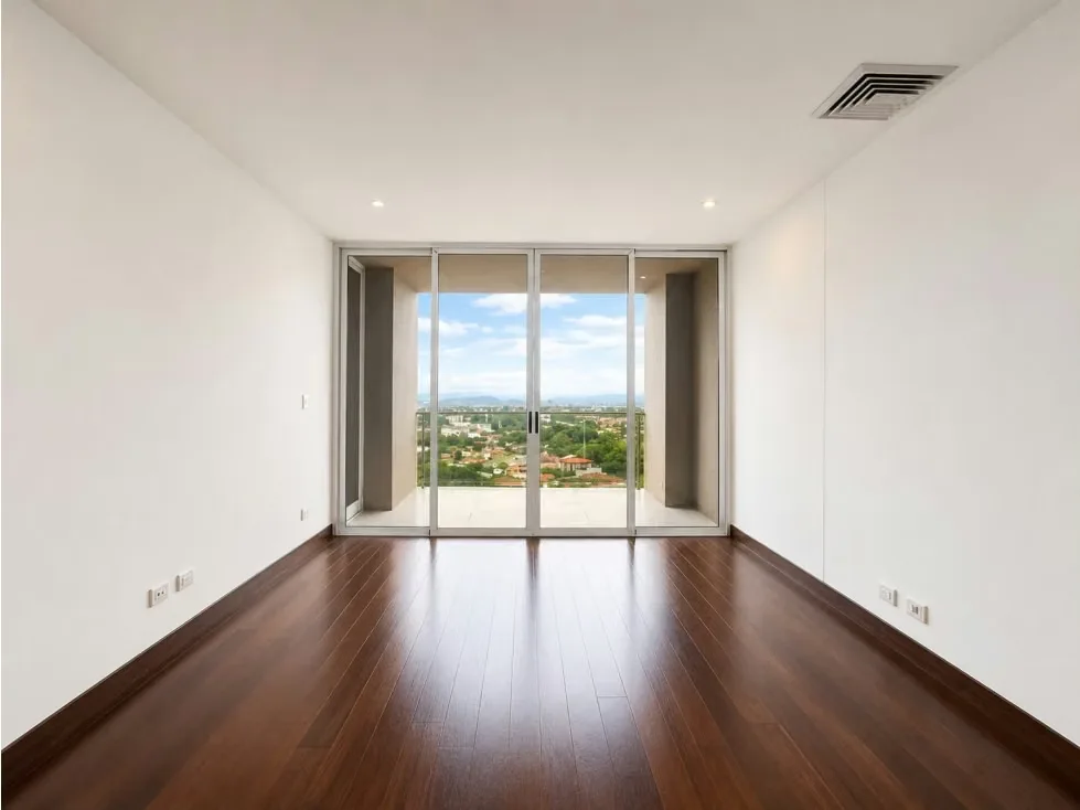 Amplia habitación principal, walk in closet y baño, Gran sala, amplia cocina, Area de lavado, 2 parqueos, Cielos altos ...