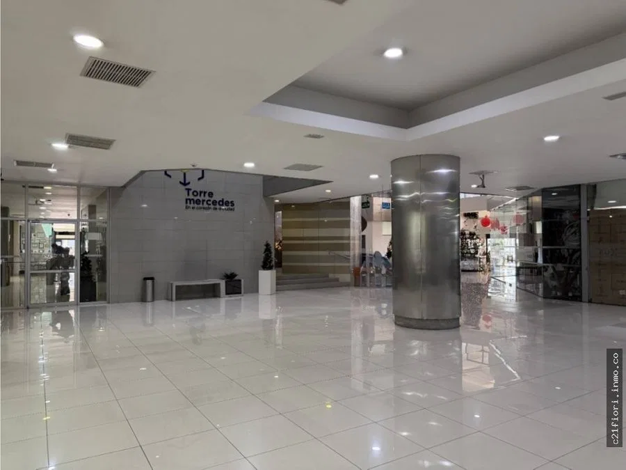 Alquiler de local comercial en primer piso Torre Mercedes, San José