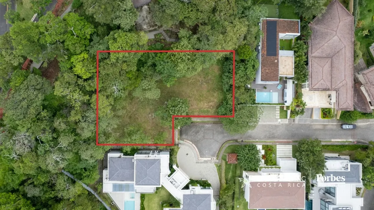 Este lote de 1.266 m² ubicado dentro del exclusivo condominio Cerro Real, en el distrito de San Rafael de Escazú, representa una oportunidad privilegiada para quienes desean construir ...