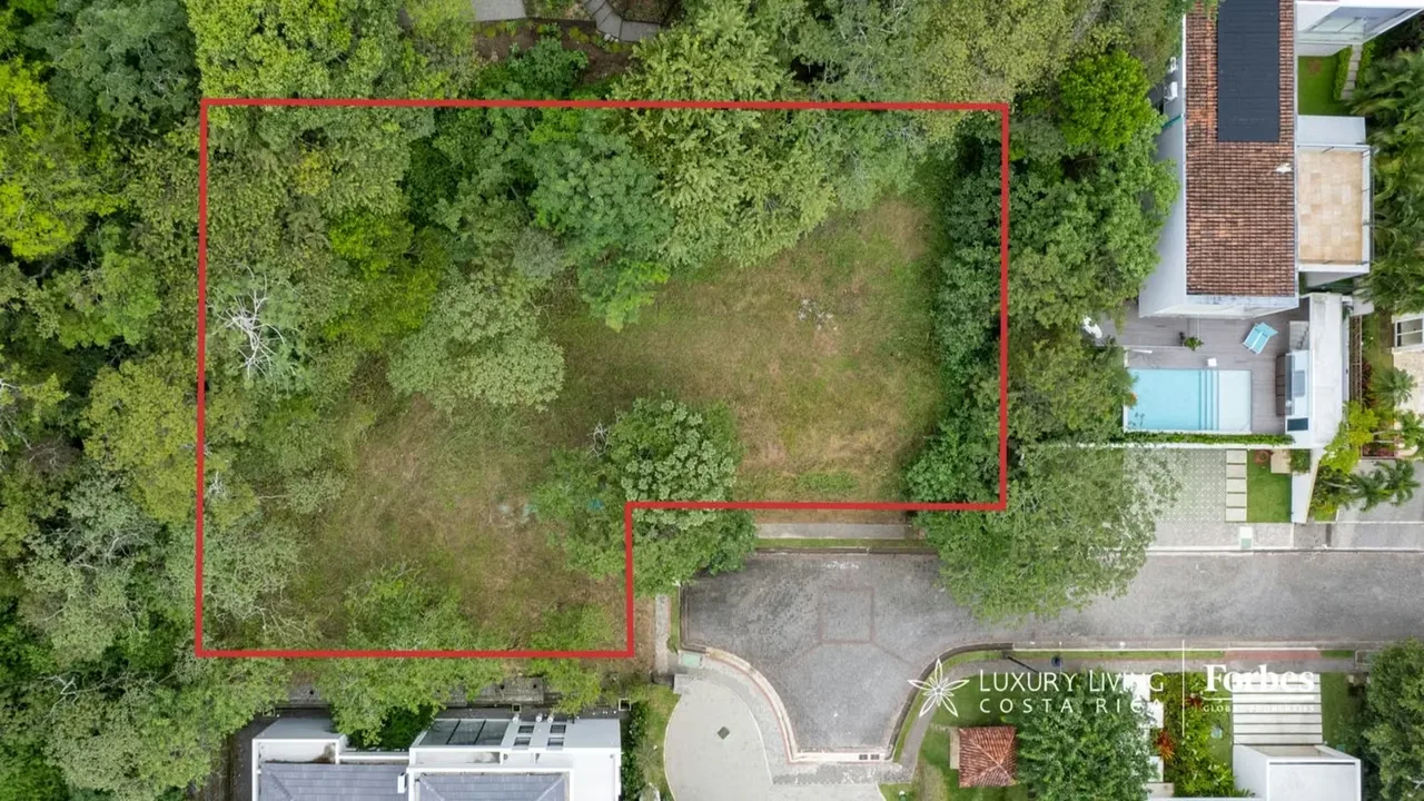 Este lote de 1.266 m² ubicado dentro del exclusivo condominio Cerro Real, en el distrito de San Rafael de Escazú, representa una oportunidad privilegiada para quienes desean construir ..., photo 2